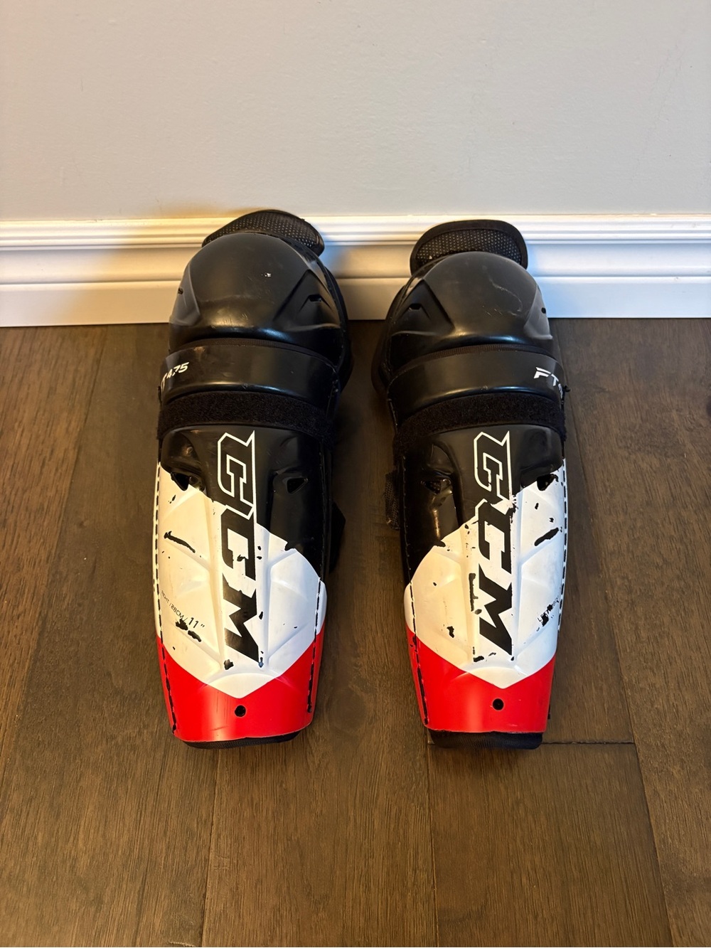 CCM JetSpeed FT475 hockey shin guards